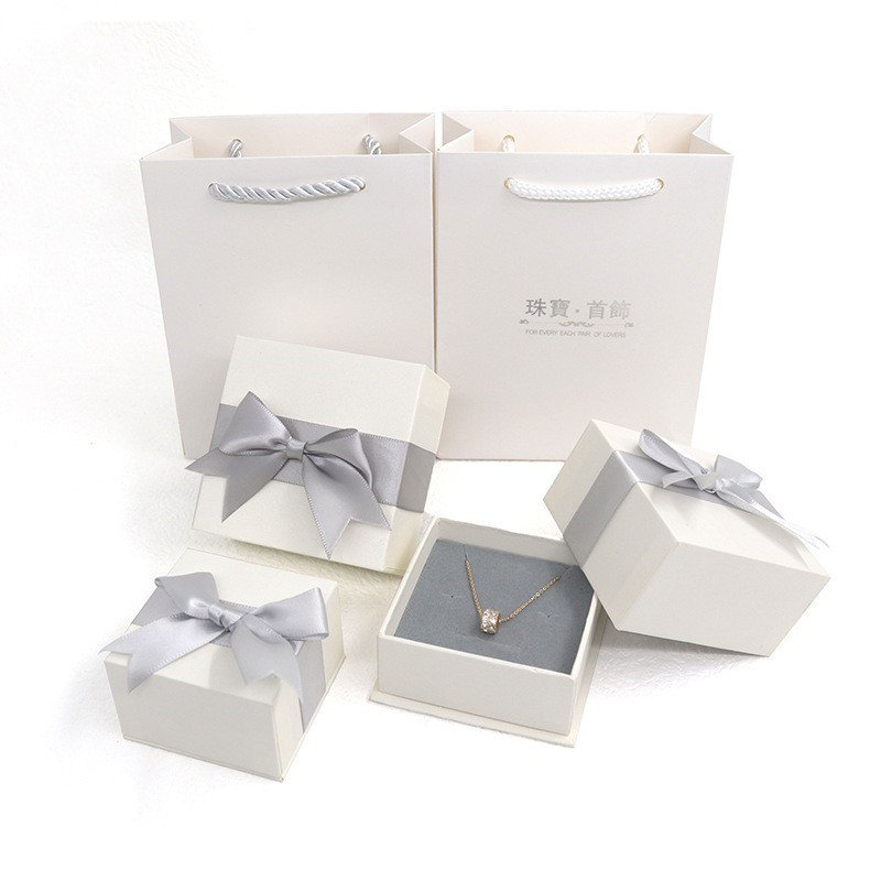 Manufacturer Simple Style Custimized Logo Paperboard Bow Tie Jewelry Packaging Gift Box With Handle Bag (1)