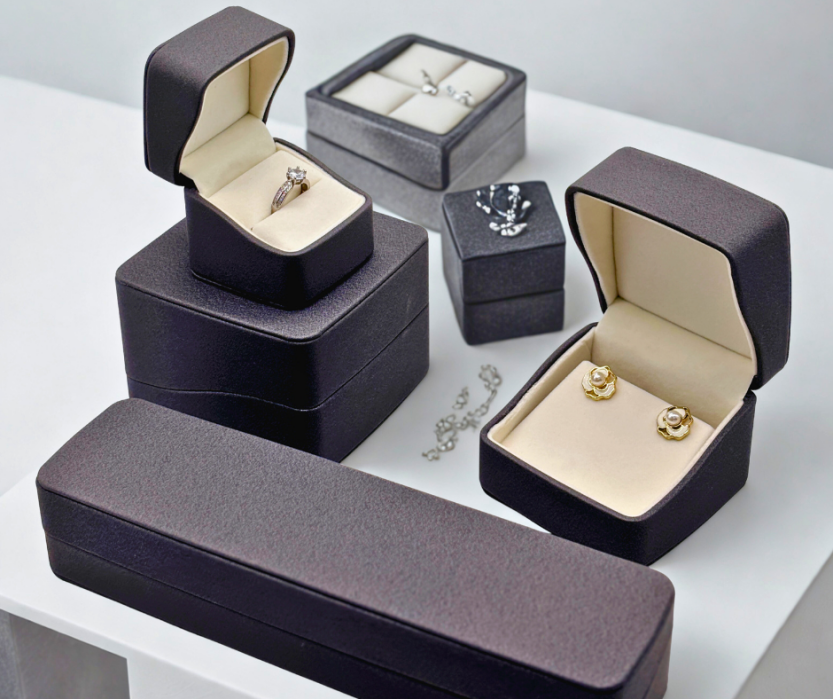 When it comes to leather jewelry box production and customization, Ontheway Packaging is undoubtedly a leader in the jewelry packaging industry.